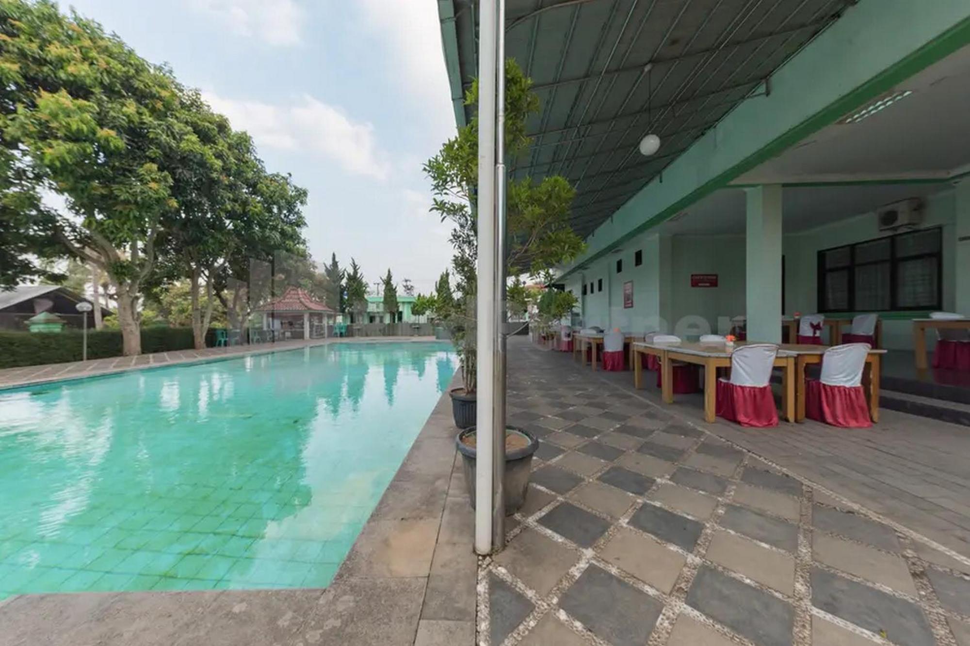 Hotel Ayong Linggarjati Kuningan Mitra Reddoorz エクステリア 写真