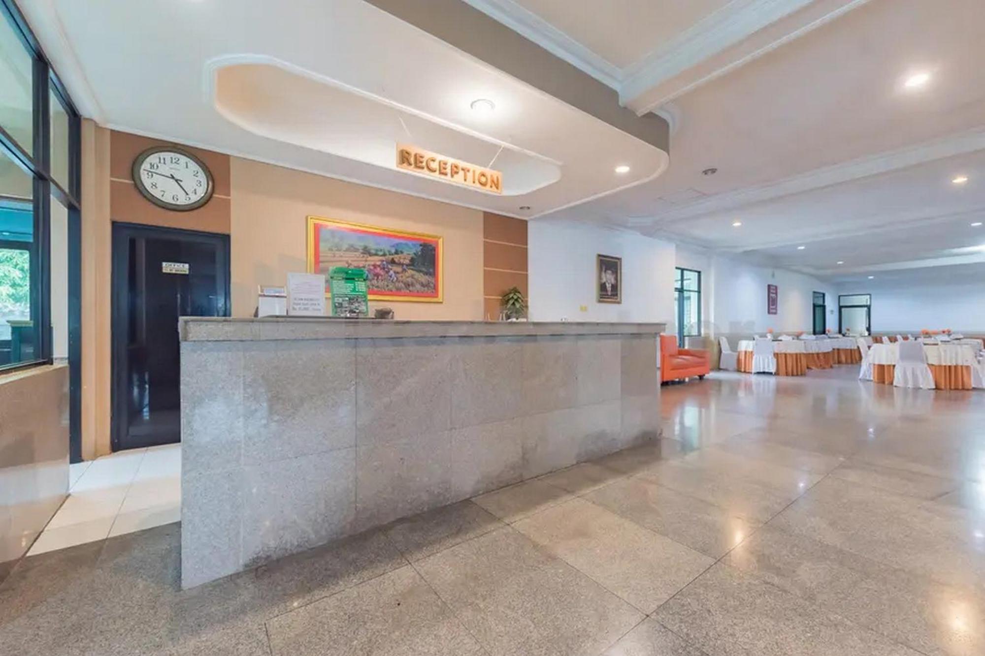 Hotel Ayong Linggarjati Kuningan Mitra Reddoorz エクステリア 写真