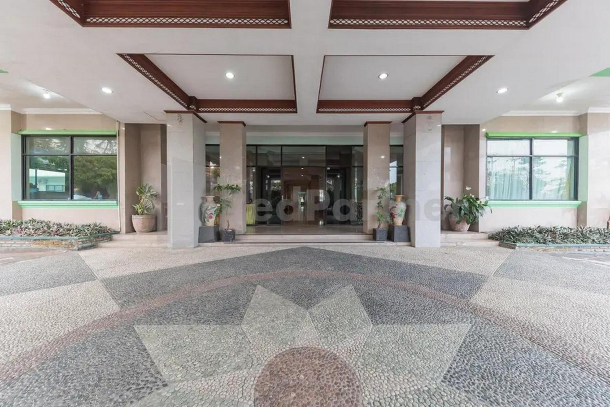 Hotel Ayong Linggarjati Kuningan Mitra Reddoorz エクステリア 写真