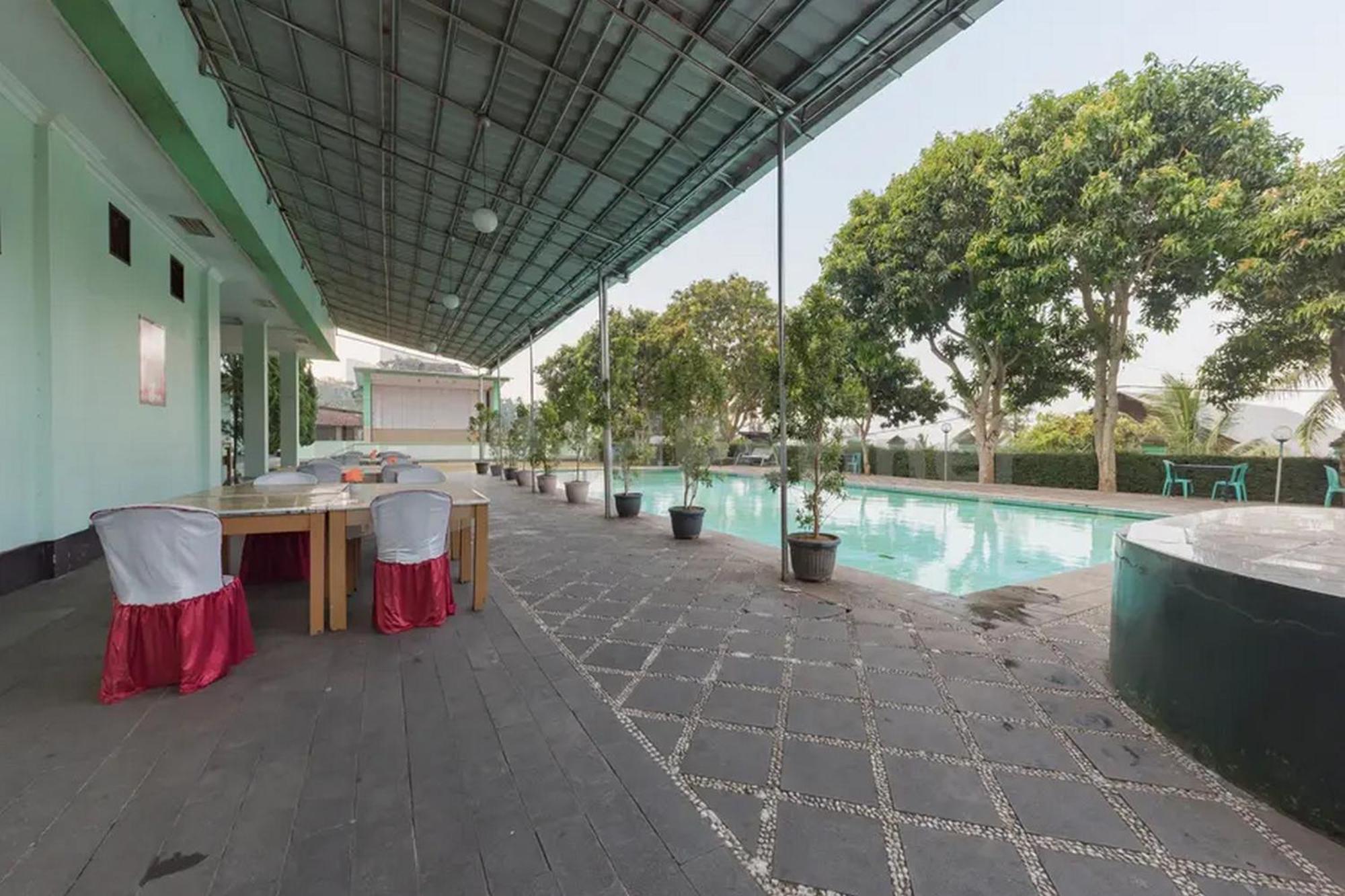Hotel Ayong Linggarjati Kuningan Mitra Reddoorz エクステリア 写真