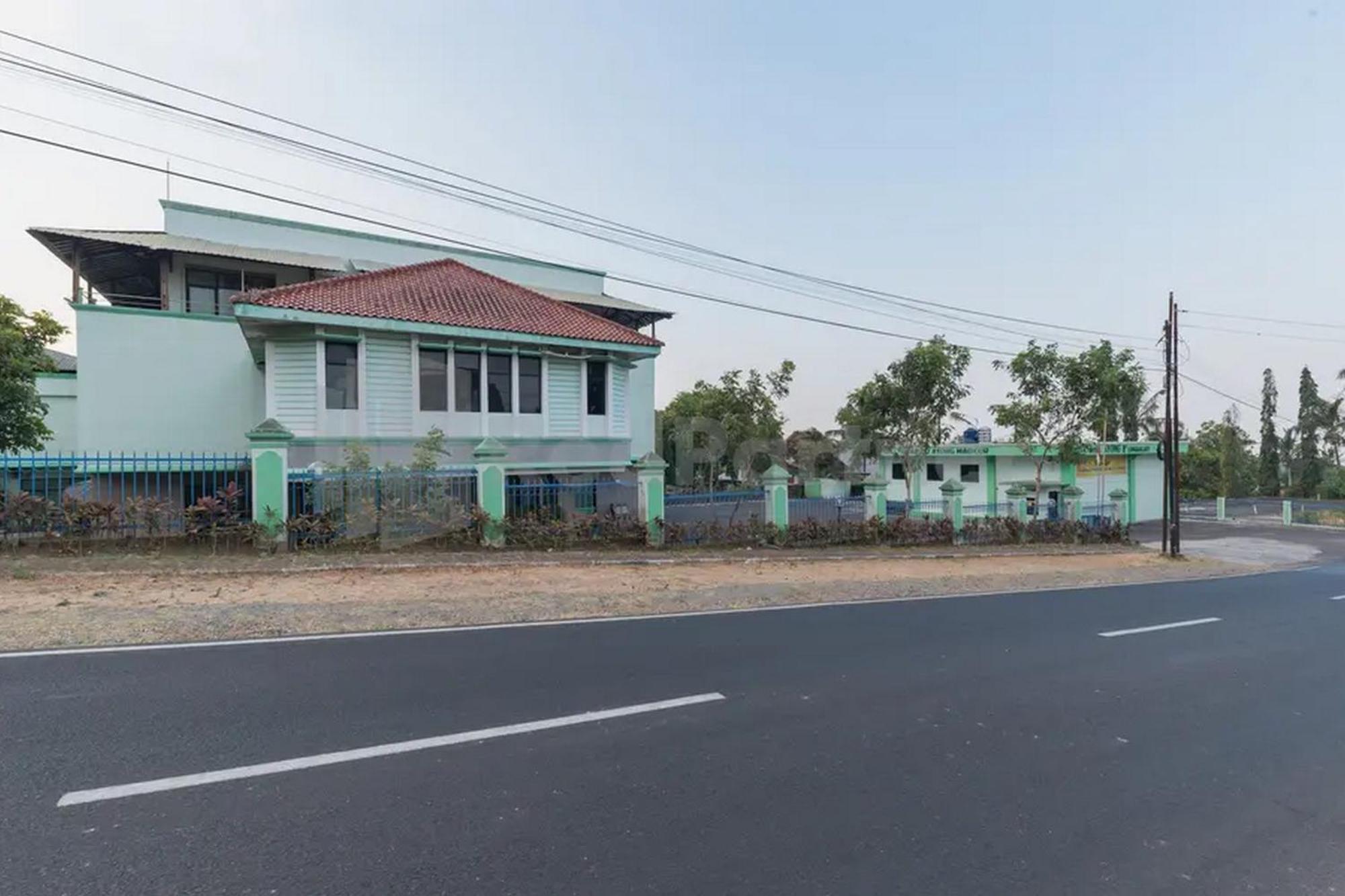 Hotel Ayong Linggarjati Kuningan Mitra Reddoorz エクステリア 写真