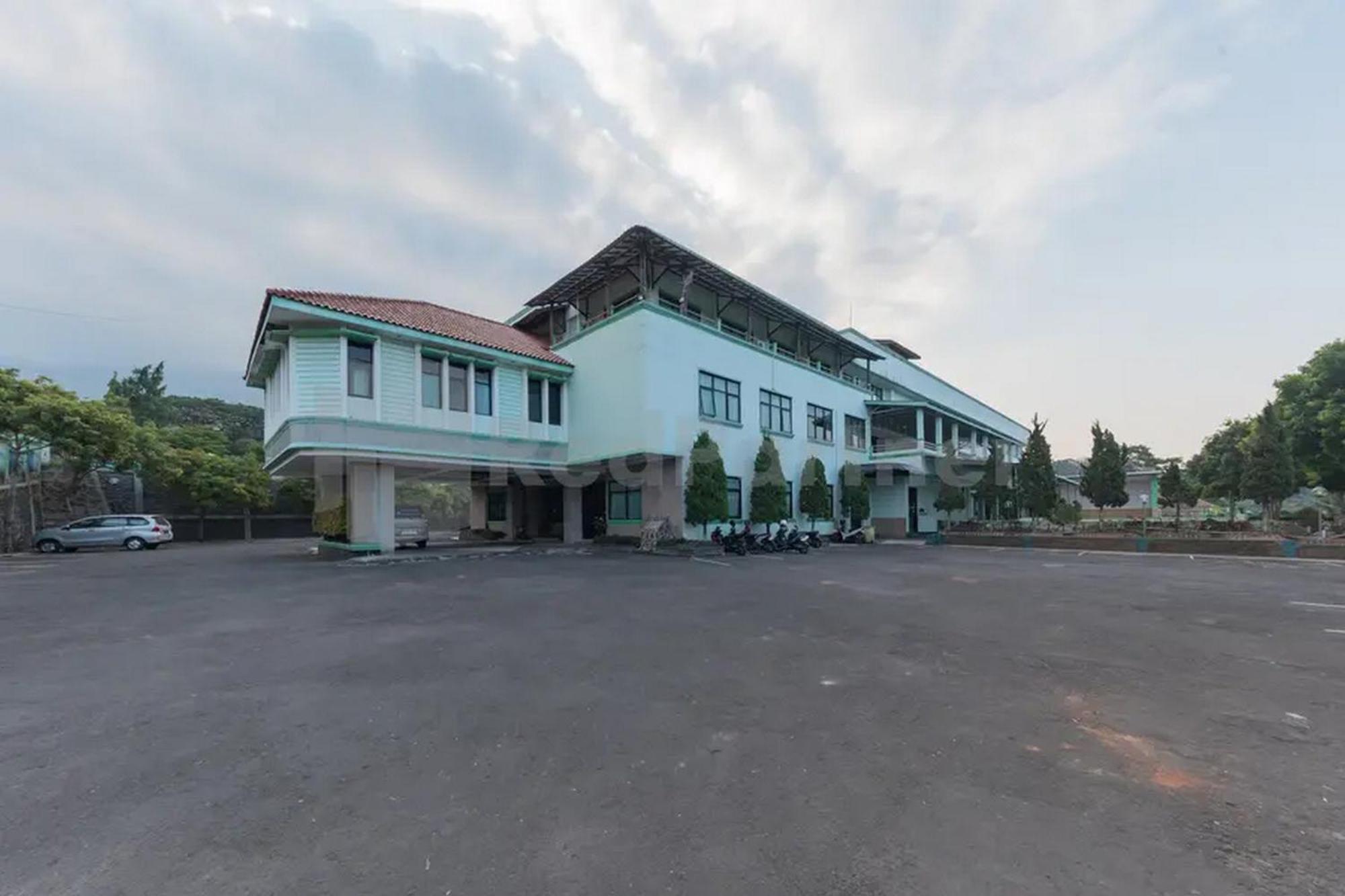 Hotel Ayong Linggarjati Kuningan Mitra Reddoorz エクステリア 写真