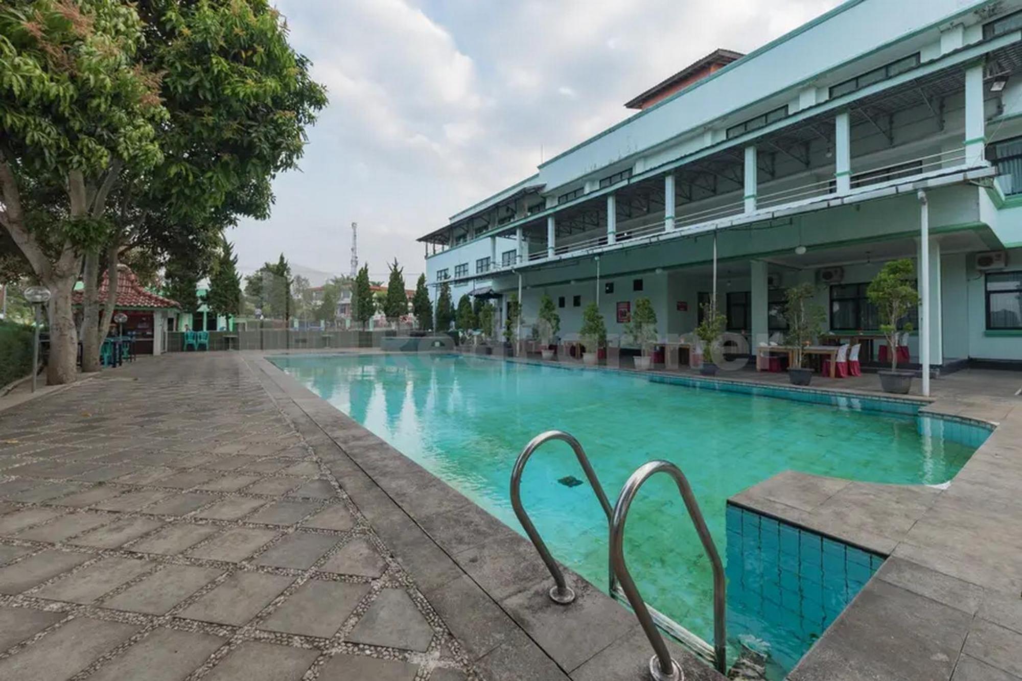 Hotel Ayong Linggarjati Kuningan Mitra Reddoorz エクステリア 写真