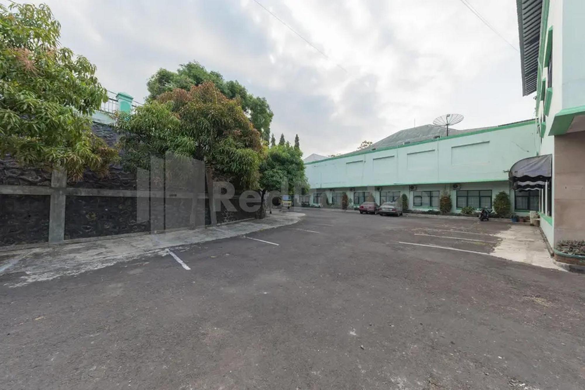 Hotel Ayong Linggarjati Kuningan Mitra Reddoorz エクステリア 写真
