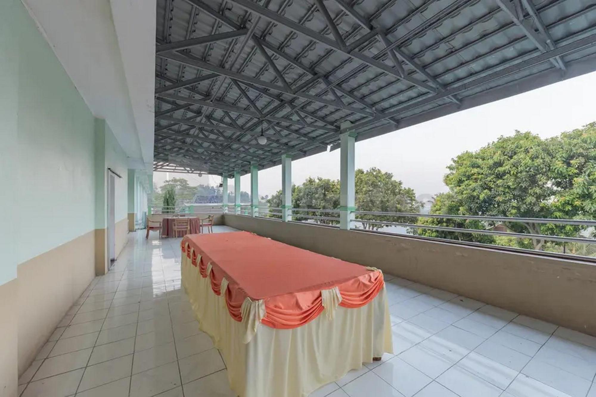 Hotel Ayong Linggarjati Kuningan Mitra Reddoorz エクステリア 写真