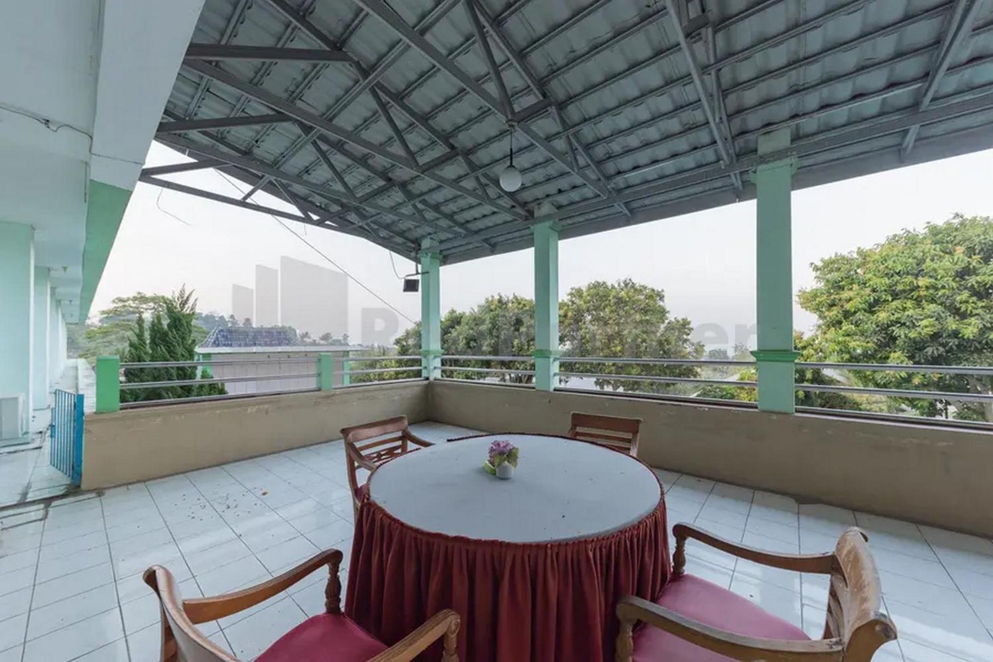Hotel Ayong Linggarjati Kuningan Mitra Reddoorz エクステリア 写真
